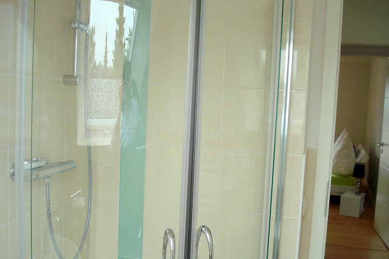 2. Bad mit Dusche, WC &Fenster