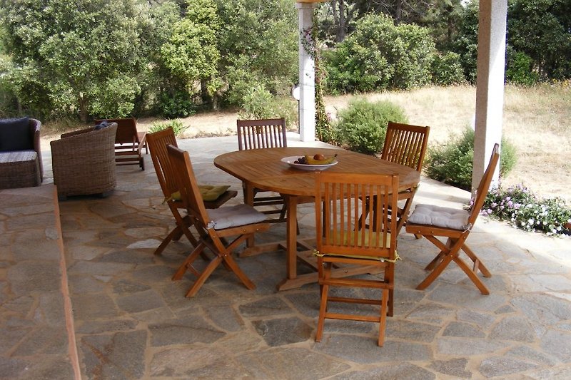 Blick auf Tischgruppe Terrasse