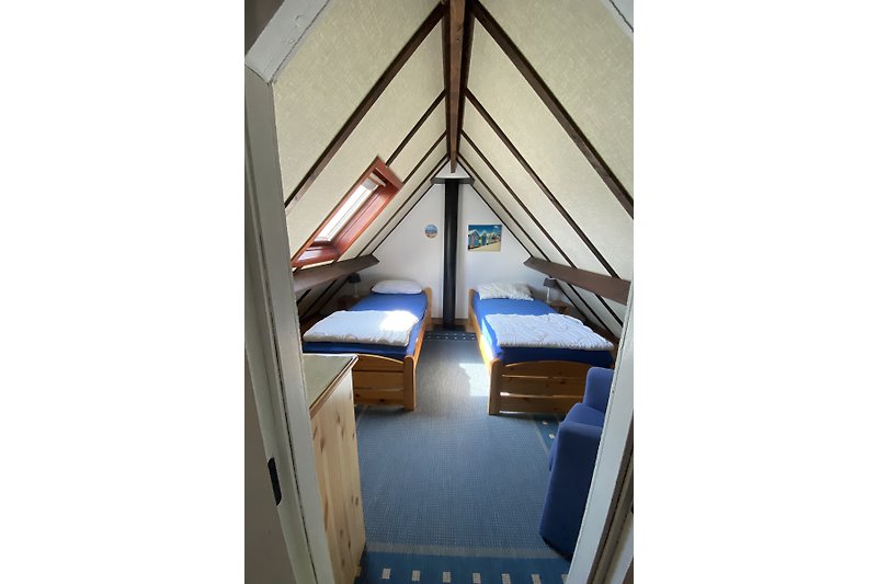 3. Schlafzimmer mit zwei einzelnen Betten , Zimmer mit Tür .