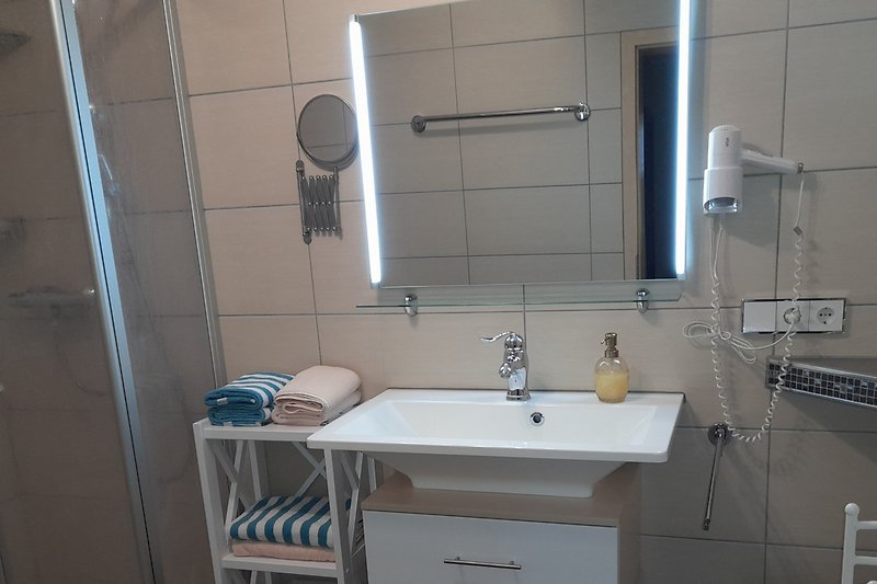 Modernes Badezimmer mit Waschbecken, bodengleiche Dusche