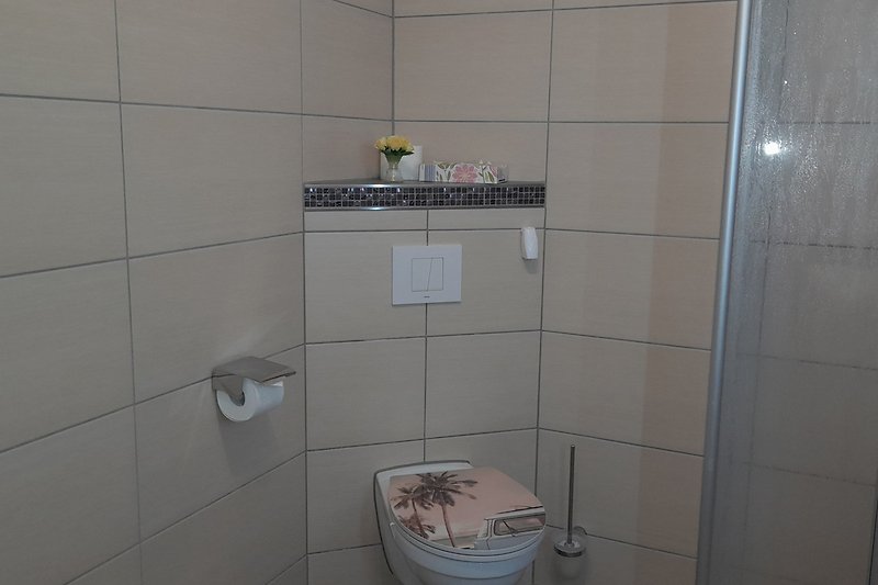 Badezimmer mit Fußbodenheizung und hygienischem Fliesenboden