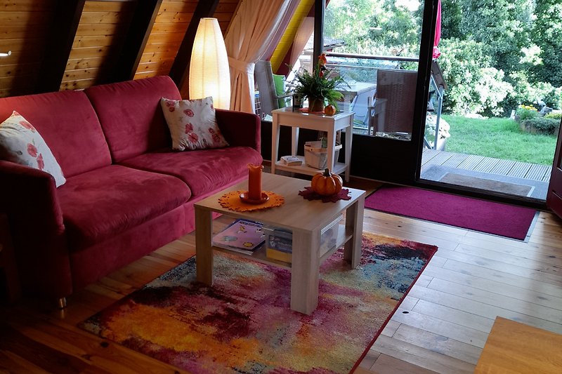 Gemütliches Wohnzimmer mit Holzboden