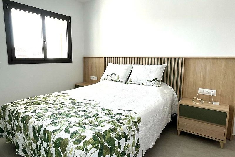 Modernes Schlafzimmer mit stilvoller Einrichtung und bequemem Bett.