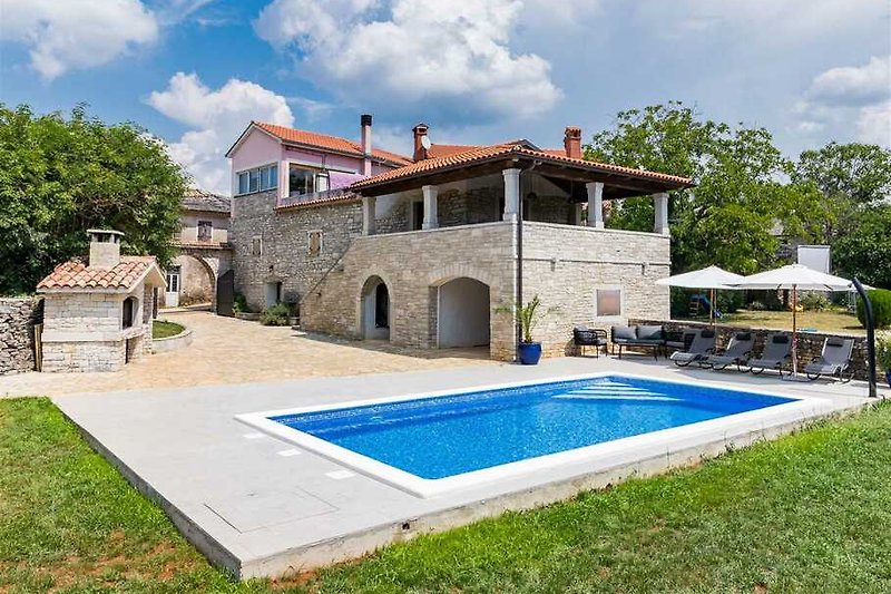 Tauchen Sie ein in den Luxus der Villa Lastavica Pod Ruzon, wo zwei charmante Häuser inmitten des ruhigen Dorfes Munci n