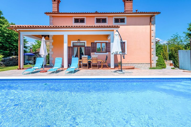 Privater Pool, magische Momente: Entdecken Sie Villa Ornela's zauberhaften Pool.