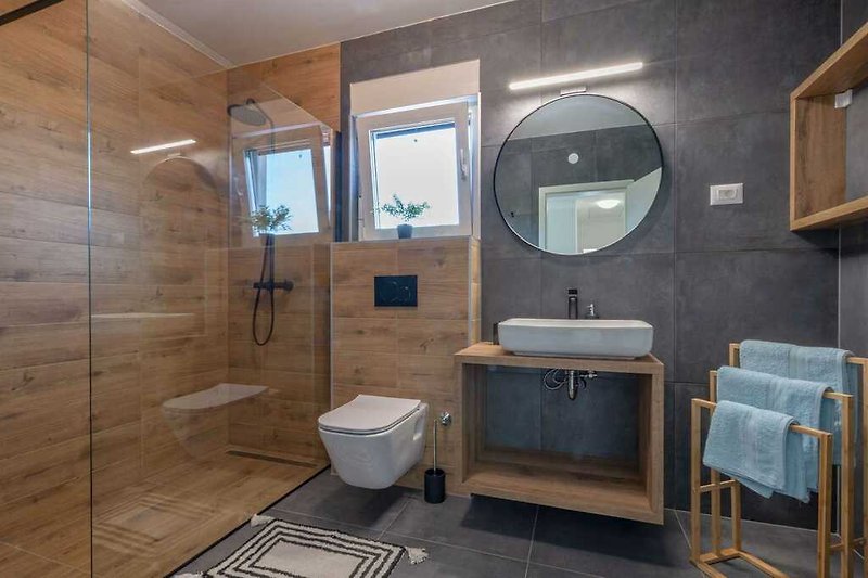 Das moderne Badezimmer von Villa Rovena, eine Mischung aus Komfort und Eleganz.
