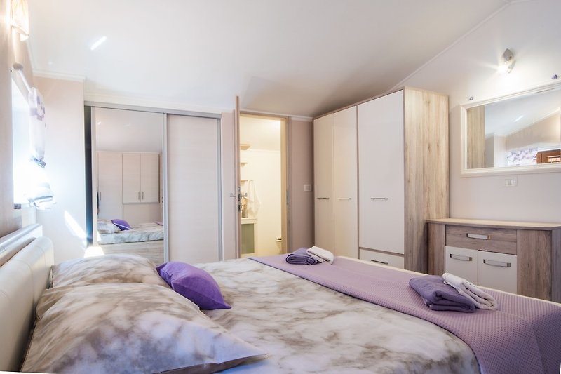 Luxuriöses und romantisches Schlafzimmer mit einem Badezimmer