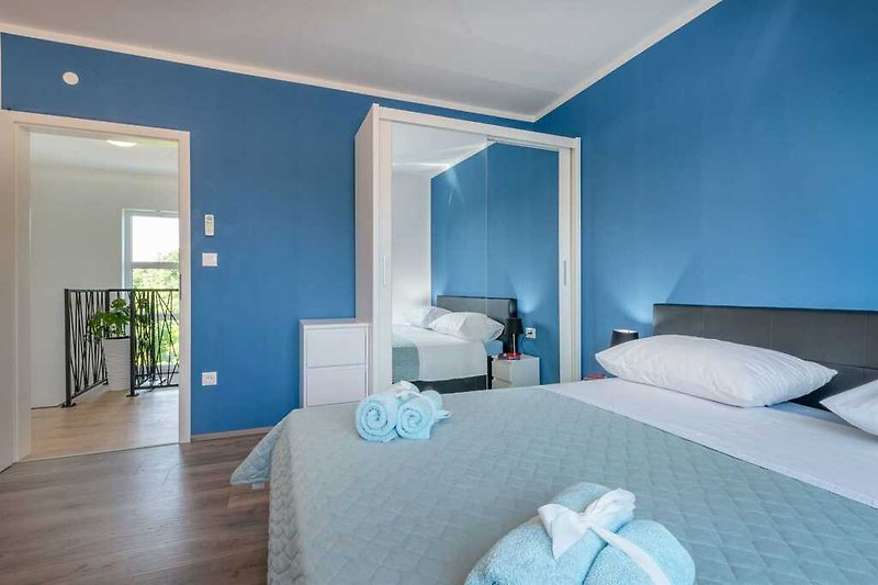 Erleben Sie Ruhe im Schlafzimmer mit blauen Akzenten von Villa Rovena.