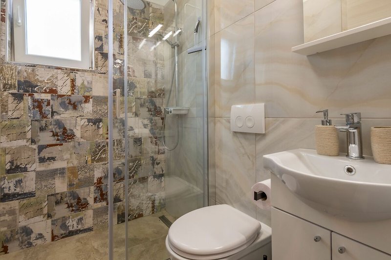 Das stilvolle Badezimmer fesselt mit modernem Charme.