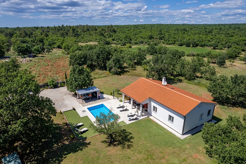 Luftansicht der wunderbaren Villa Valpiana, einer Oase umgeben von Natur