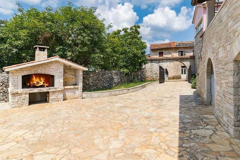 Begeben Sie sich auf eine Reise der Ruhe in der Villa Lastavica Pod Ruzon, wo zwei elegante Häuser inmitten des rustikal