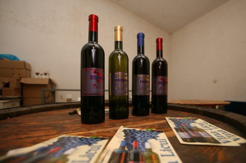 Köstlicher Wein ist in der Umgebung verfügbar.