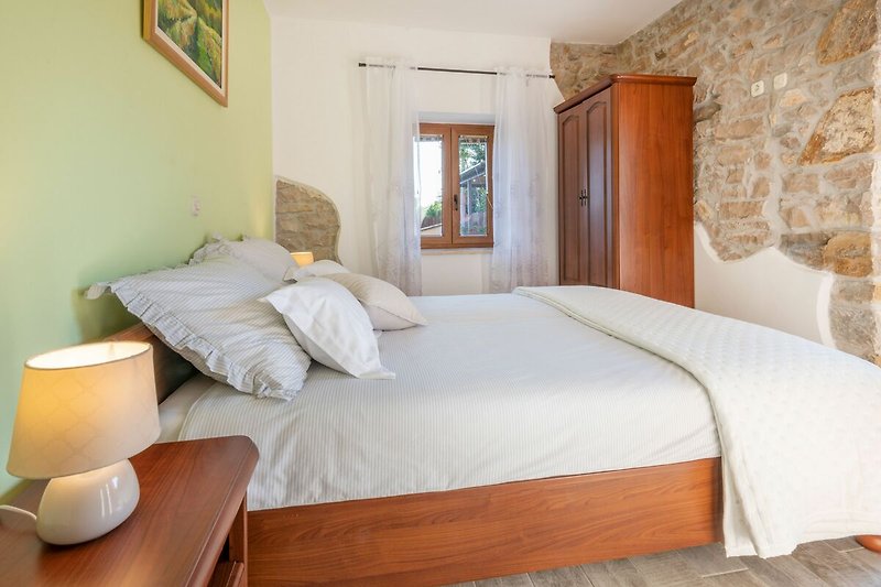Komfortabler Schlafplatz in der Villa Tupljak für eine erholsame Nacht in schön gestaltetem Ambiente.