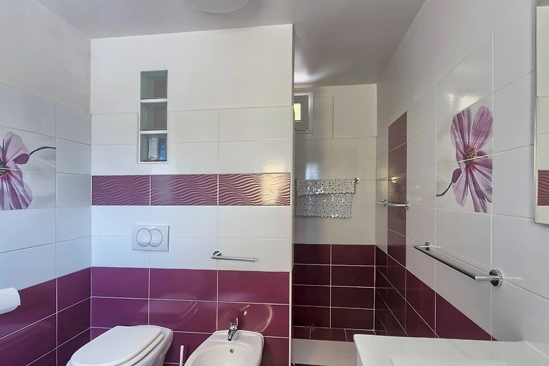 Modernes Badezimmer mit lila Akzenten