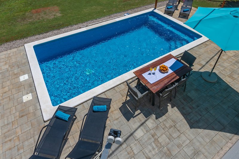 Wundervoller Poolbereich der Villa, entspannen Sie auf den Liegen