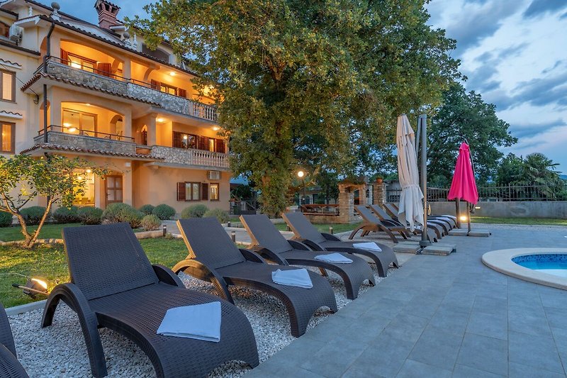 Erleben Sie pure Entspannung auf den Liegestühlen und lassen Sie den Abend in Villa Tupljak gemütlich ausklingen.