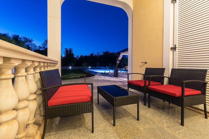 Ruhige Terrasse bei Villa Petra: Entspannen, atemberaubende Aussicht genießen.