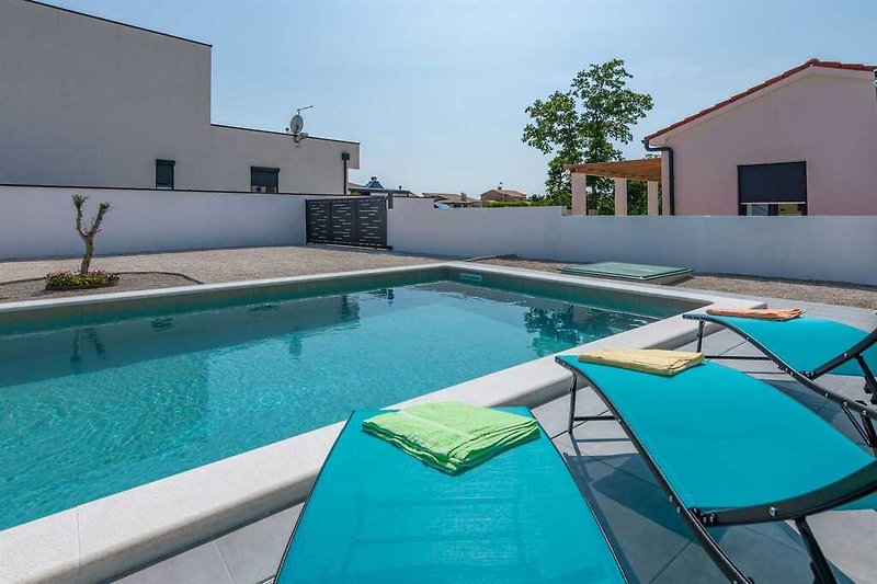 Genießen Sie die bezaubernde Atmosphäre am Pool der Villa Rovena, Ihrem Rückzugsort in Istrien.