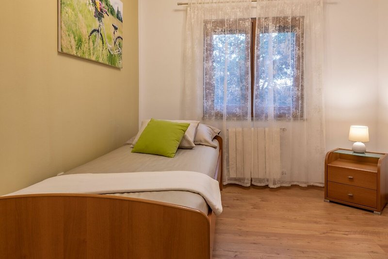 Einladendes und schön gestaltetes Schlafzimmer in der Villa Tupljak für angenehme Träume.