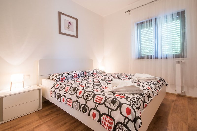 Schlafen Sie in luxuriösem Komfort im stilvoll eingerichteten Schlafzimmer - Ihr privater Rückzugsort