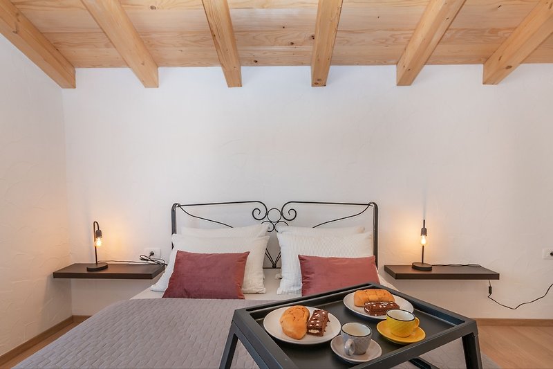Entspannen Sie sich im Komfort des Doppelbettes im zweiten Schlafzimmer der Villa Leana.