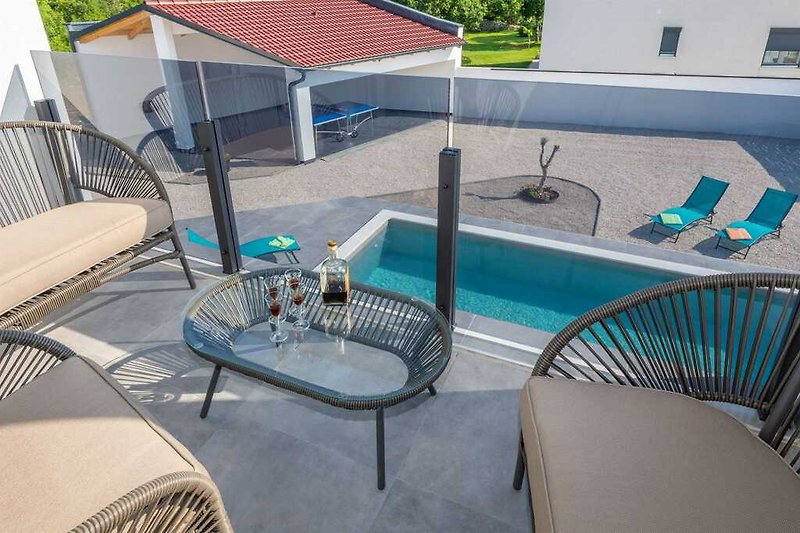 Genießen Sie den Blick auf den Pool von der Terrasse in Villa Rovena, pure Glückseligkeit.