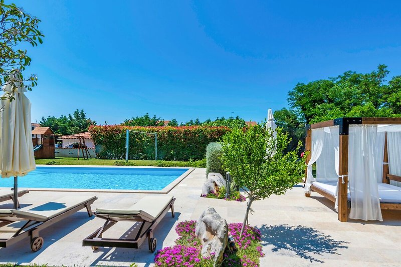 Glückselige Flucht: Garten und Pool von Villa Petra bieten einen friedlichen Rückzugsort.
