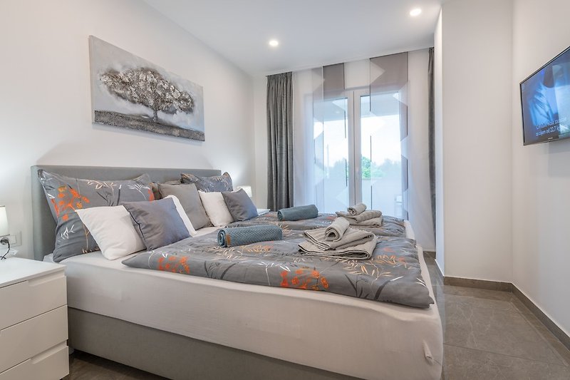 Komfortables, luxuriöses und gut gestaltetes Schlafzimmer