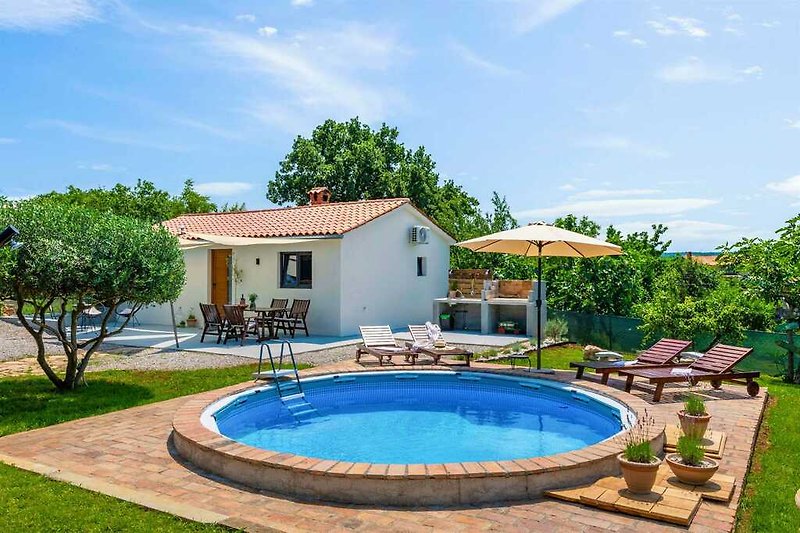 Der runde Pool von Villa Casa di Nonna Ida, ein erfrischender Zufluchtsort.