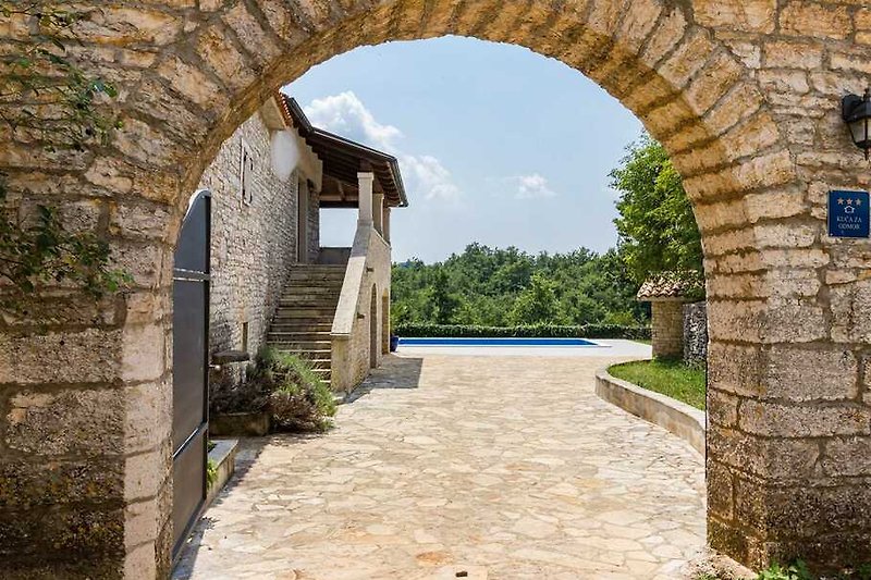 Entdecken Sie eine Welt des Komforts und der Eleganz in der Villa Lastavica Pod Ruzon, wo die Essenz Istriens in jedem D