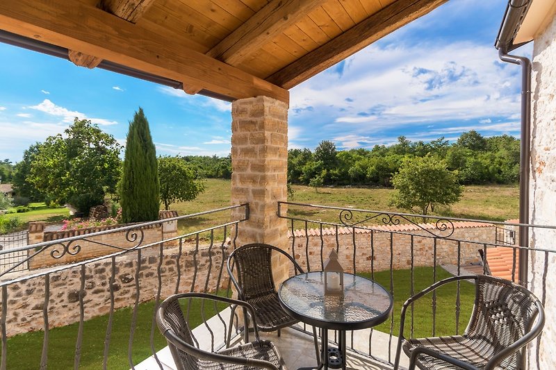 Der Balkon mit Blick auf den Garten