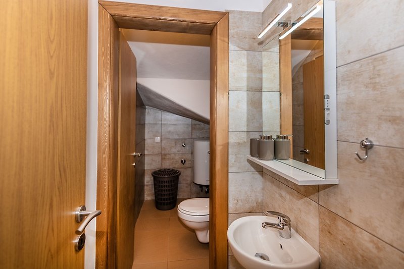 Bequemlichkeit trifft auf Komfort mit einer Toilette, die praktischerweise im Erdgeschoss liegt