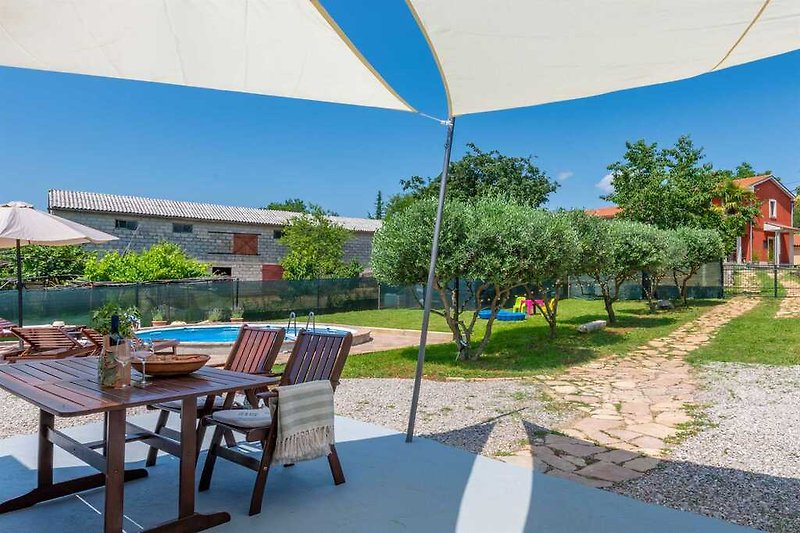 Speisen Sie mit Aussicht unter dem Sonnenschirm in der Villa Casa di Nonna Ida.
