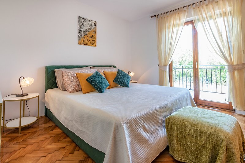 Schlafen wie ein König: Das Schlafzimmer der Villa Ornela mit einem Kingsize-Bett ist Ihr königlicher Rückzugsort.