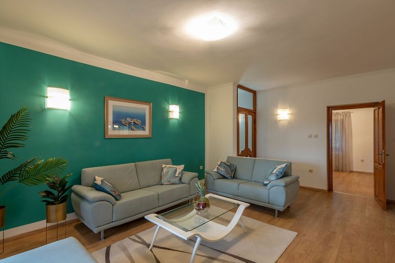 Einladendes Wohnzimmer in der Villa Tupljak mit modernem Design und komfortabler Einrichtung.
