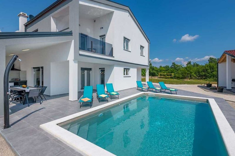 Machen Sie eine spritzige Erfahrung am Pool der Villa Rovena, einer Oase des Spaßes und der Entspannung.