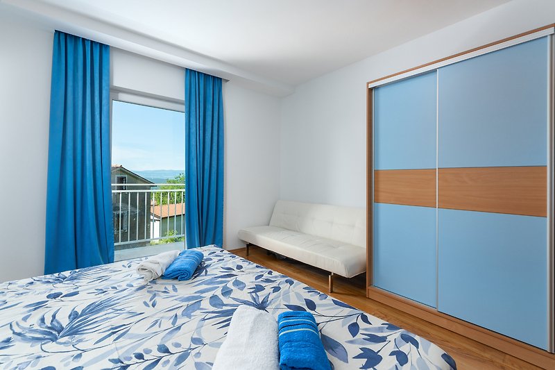 Die blaue Dekoration trägt zu einem entspannten Ambiente in diesem Schlafzimmer bei