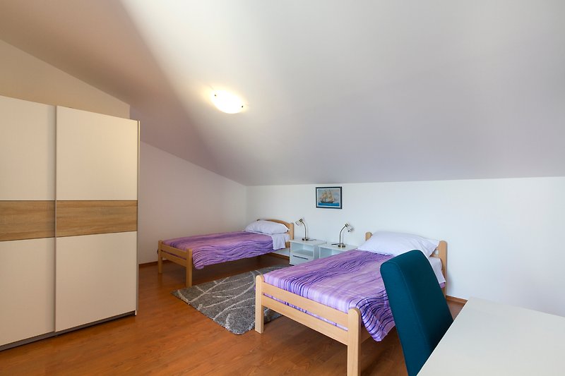 Dormitorio con 2 camas individuales