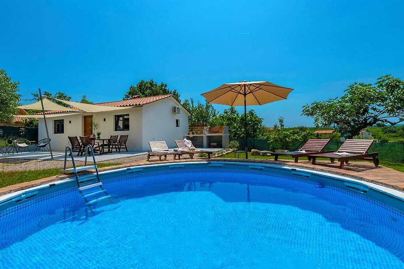Schwimmen Sie in reinem Glück im einladenden Pool von Villa Casa di Nonna Ida.