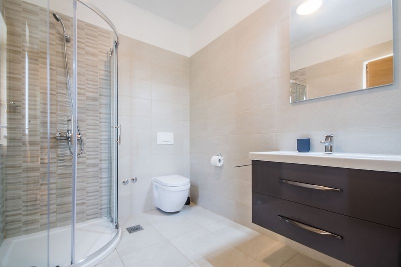 Genießen Sie puren Luxus im exquisit gestalteten Badezimmer - ein Ort der Entspannung und Erfrischung