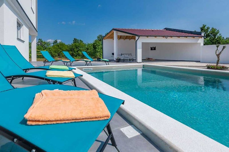 Die Pool-Liegen der Villa Rovena, der perfekte Ort, um die ruhige Atmosphäre aufzunehmen.