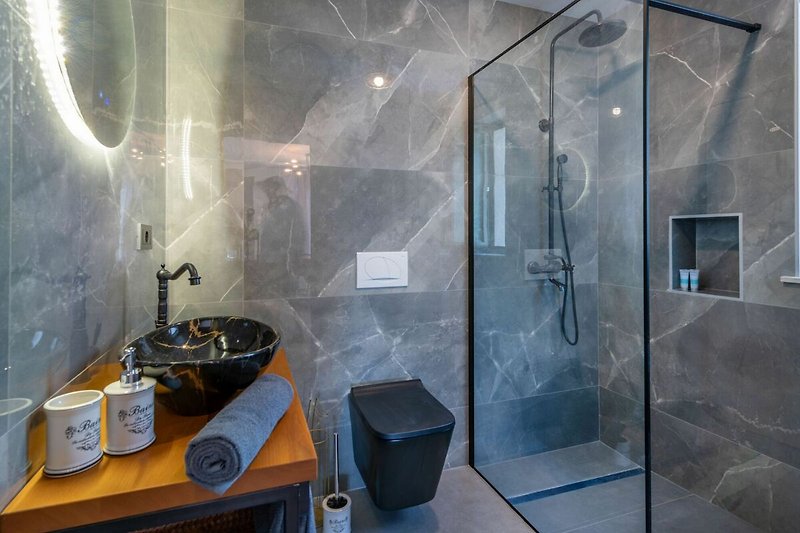Ein luxuriöses Badezimmer, in dem Sie sich stilvoll erfrischen können