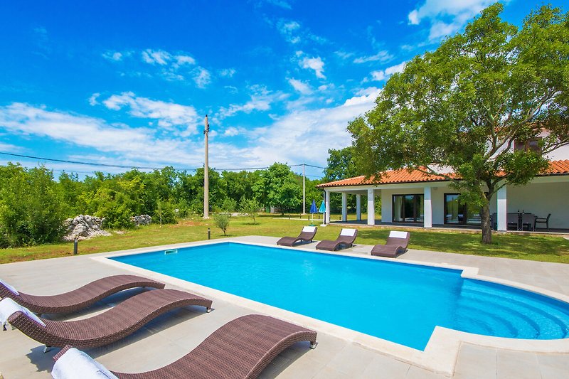 Erfrischen Sie sich im Pool der Villa Klara und genießen Sie die wundervolle Atmosphäre am Tag.
