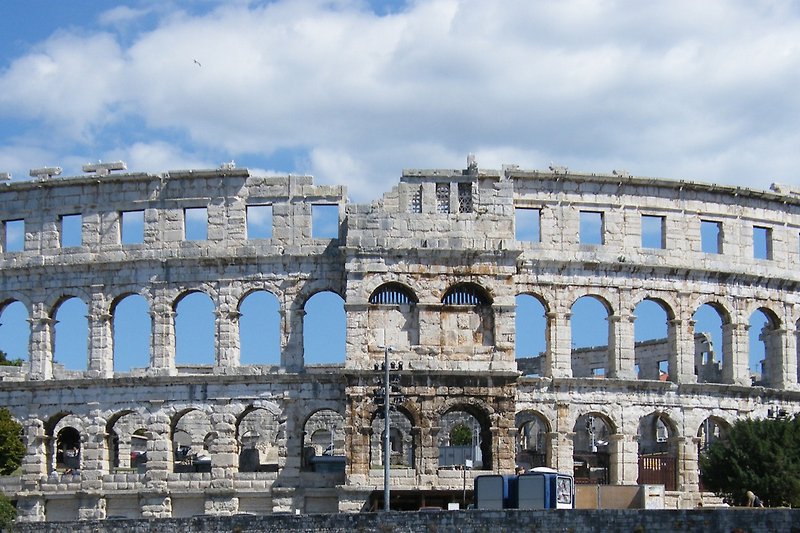 Antikes Amphitheater und römische Architektur in Pula.