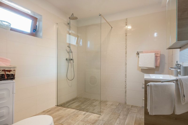 Modernes Badezimmer in der Villa Tupljak für einen Hauch von Luxus.
