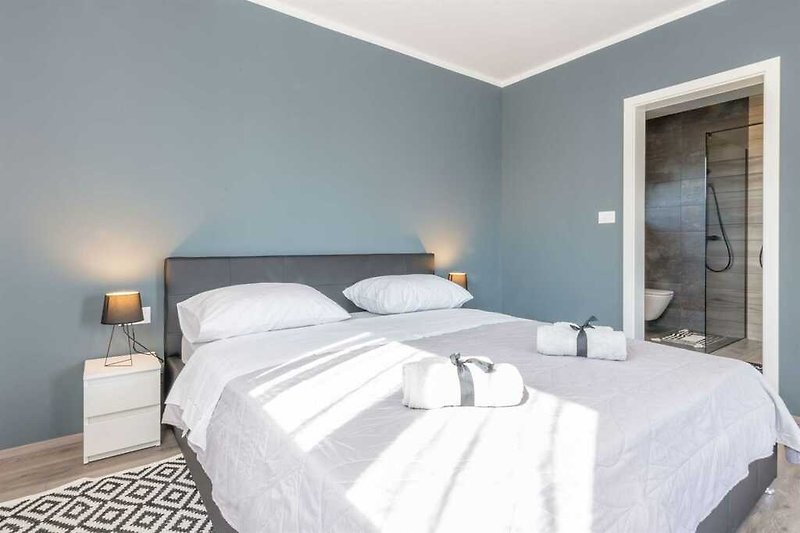 Schlafen Sie stilvoll, Schlafzimmer mit raffinierten grauen Akzenten in Villa Rovena.
