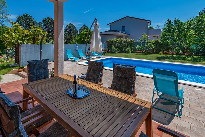 Ein ruhiger Rückzugsort: Finden Sie Trost auf Villa Ornelas überdachter Terrasse am Pool.
