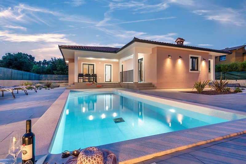 Ein schönes Haus mit privatem Pool und Garten