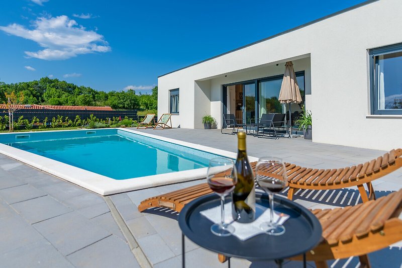 Genießen Sie einen Schluck Wein am Pool im villa The Pool House