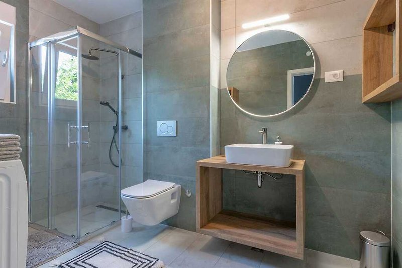 Das moderne Badezimmer von Villa Rovena, wo Luxus auf Funktionalität trifft.